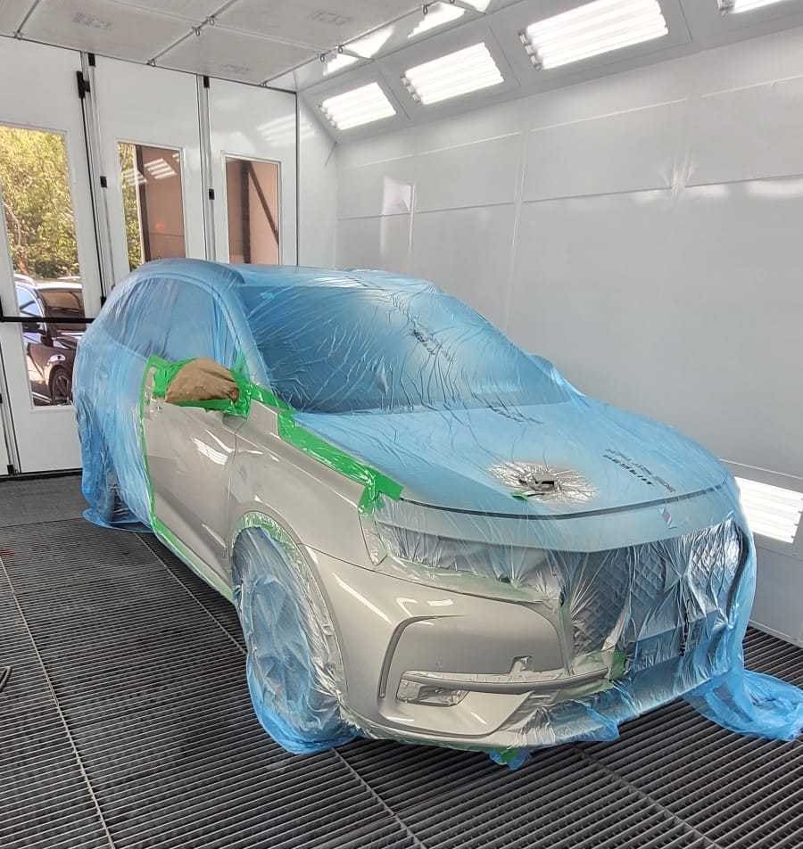 Vozilo u komori za lakiranje — Autoservis Mario