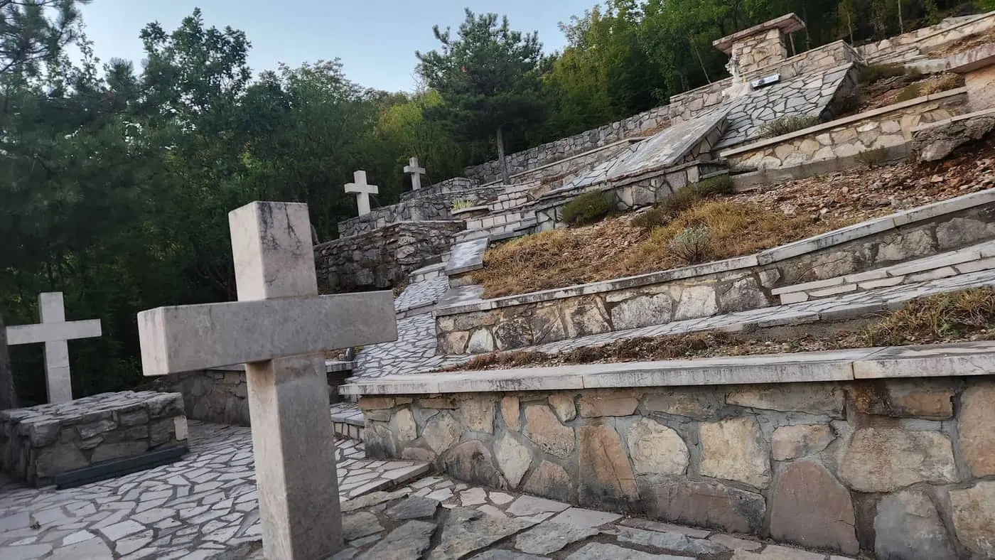 Grobovi ubijenih fratara u Gornjem Gracu
