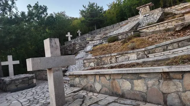 Grobovi ubijenih fratara u Gornjem Gracu
